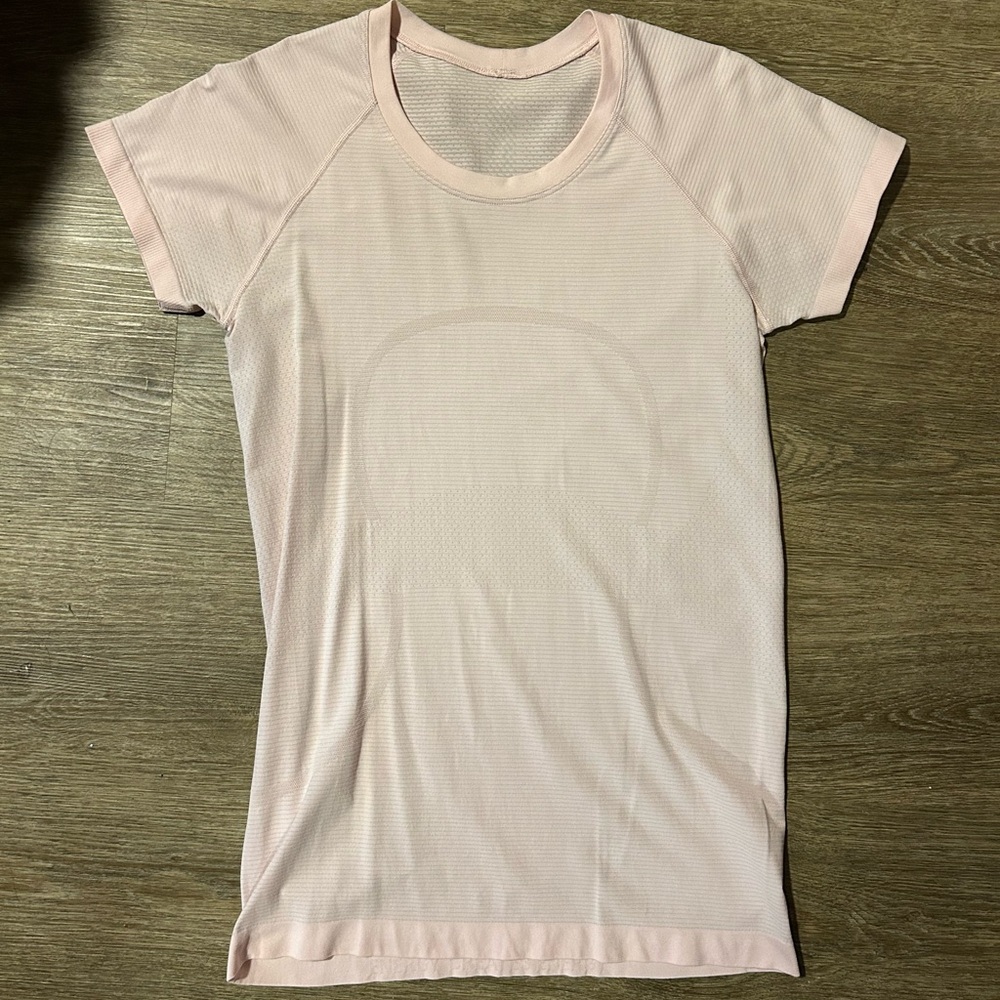 Lululemon swifty T shirt size 8 EUC strawberry milkshake